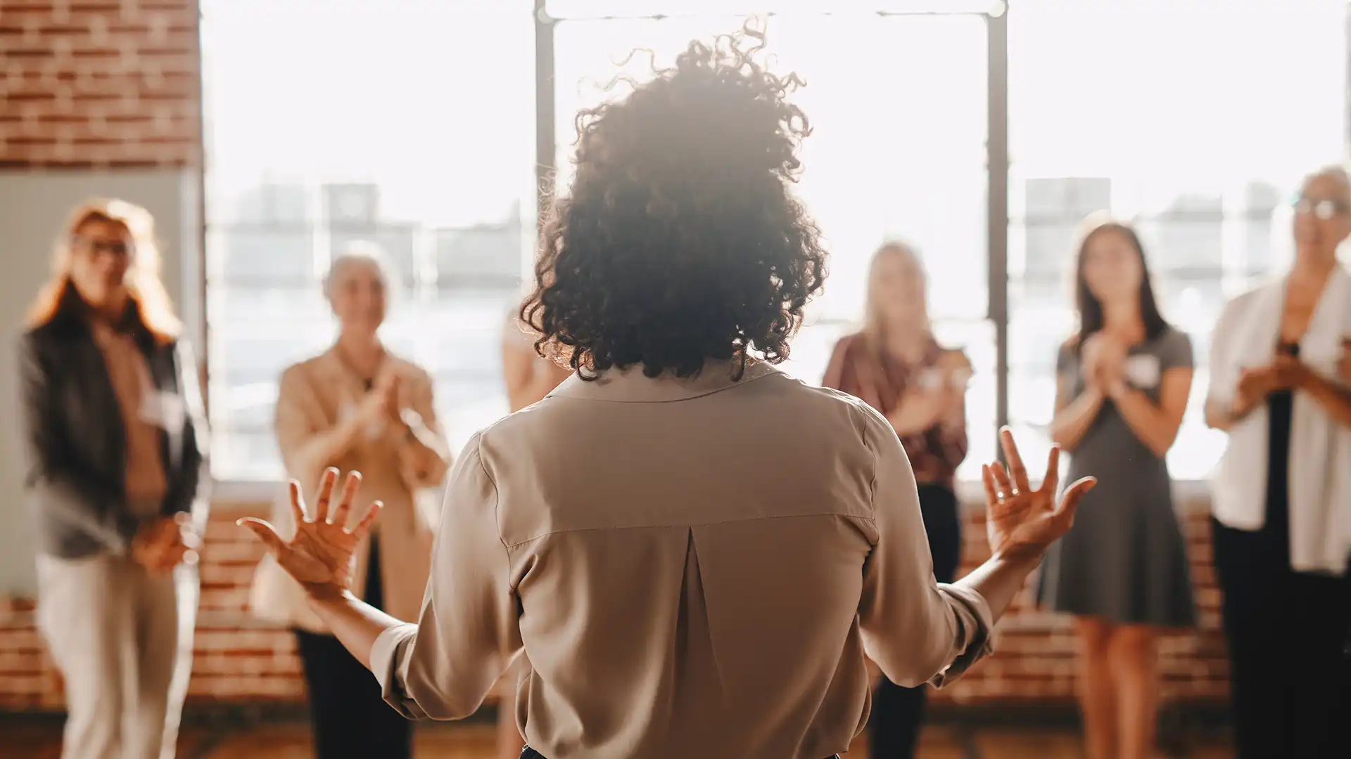 Eine Frau leitet eine Coachinggruppe an