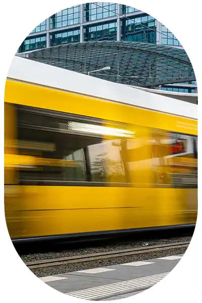 Eine moderne Straßenbahn fährt vor dem Berliner Hauptbahnhof