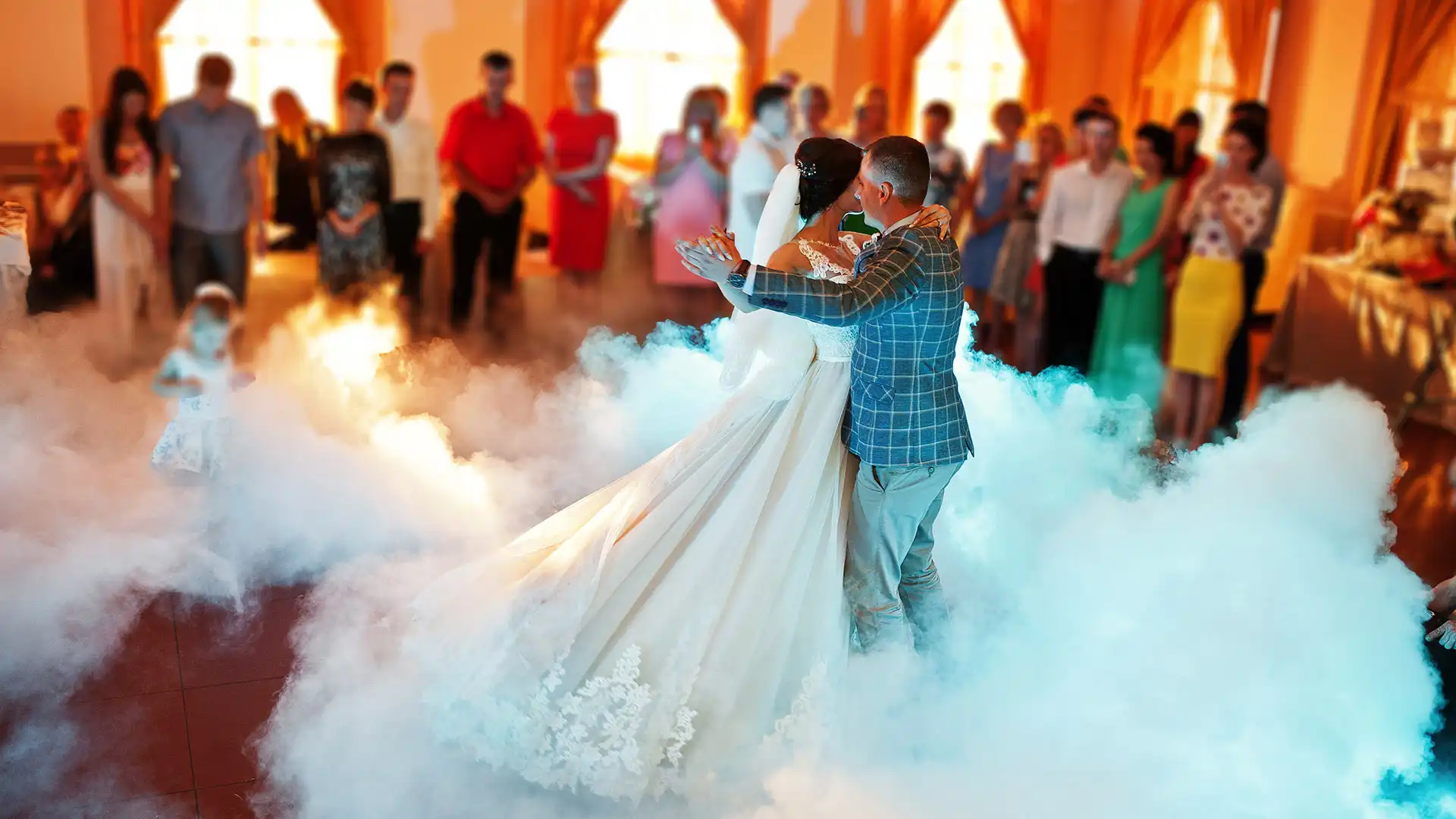 Hochzeitstanz mit Gästen in einem festlichen Eventraum