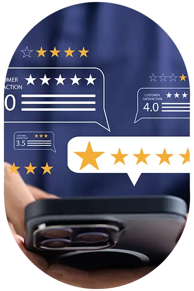 Über einem Smartphone schweben symbolisch Bewertungssterne