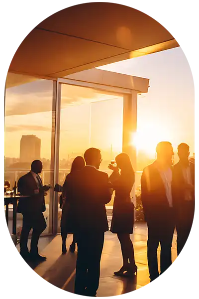 Eine Netzwerkveranstaltung auf einer Dachterrasse im Sonnenuntergang