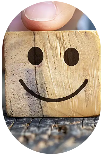 Smiley auf einem kleinen Holzklotz